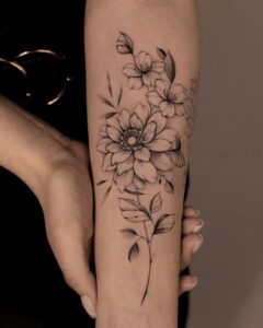tatouage-floral-feminin-par-Aleksandra-suisse-leto-tattoo-studio-10